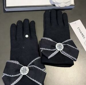 <AUTHENTIC>Chanel Black Wool Gloves with Camellia